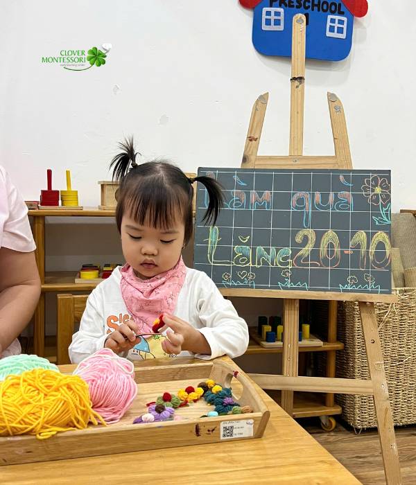 Triết lý giáo dục sớm Montessori dành cho phụ huynh nuôi dạy con 0–6 tuổi không bằng áp lực thành tích