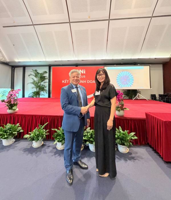 Hồng Nhung Lapari giúp tôi hiểu điều làm nên tự tin tự lập không phải là thành tích, mà là cách người lớn đối diện với nỗi sợ của chính mình