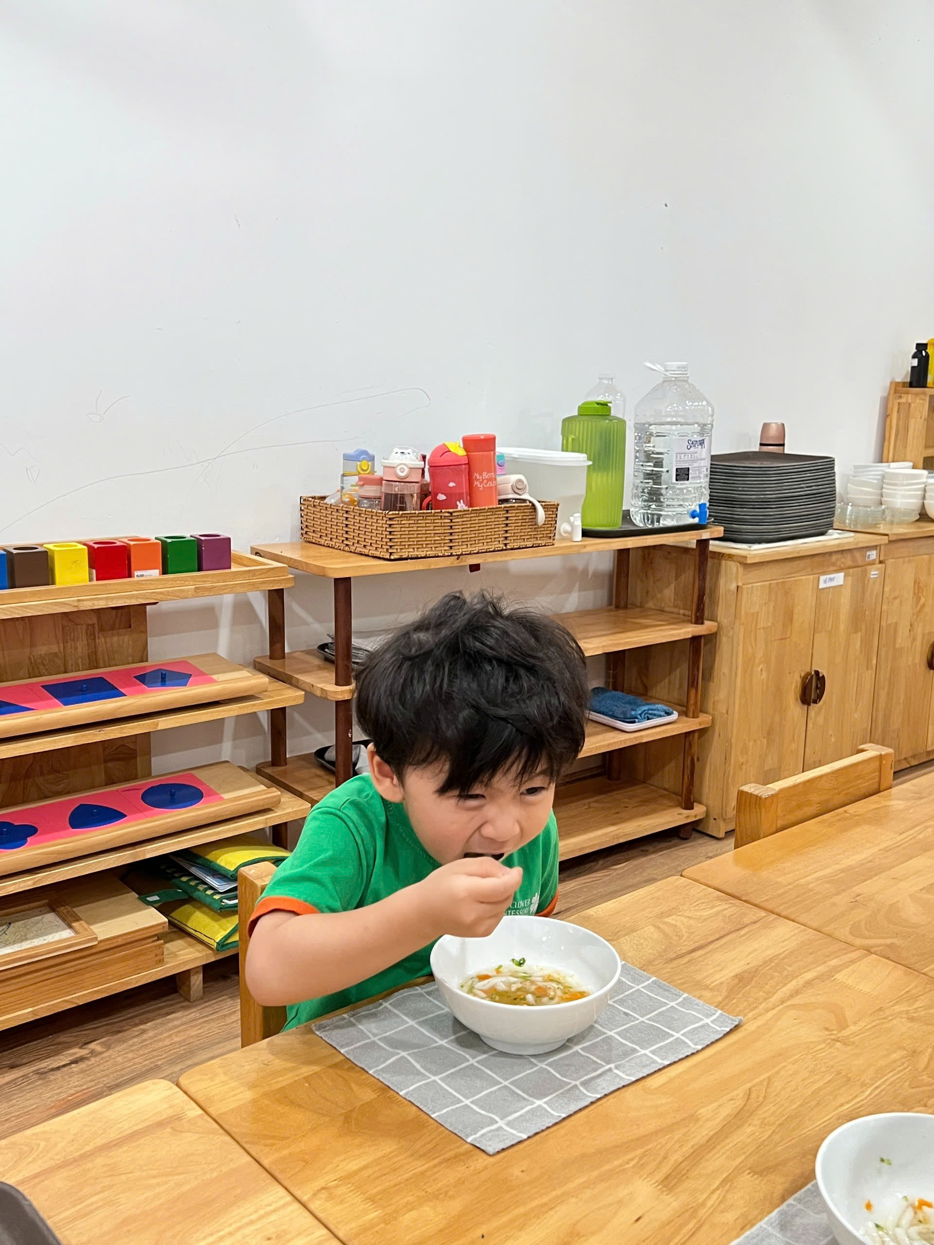 Bé tự xúc ăn bên giáo cụ Montessori, học cách tự lập theo nhịp riêng của mình