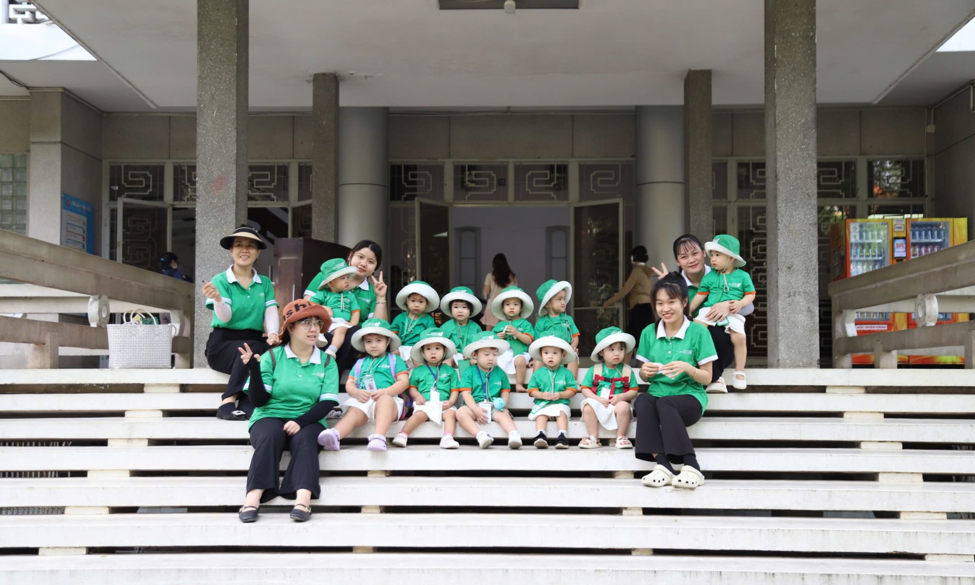 Lớp học Montessori Clover cùng cô giáo trong buổi dã ngoại