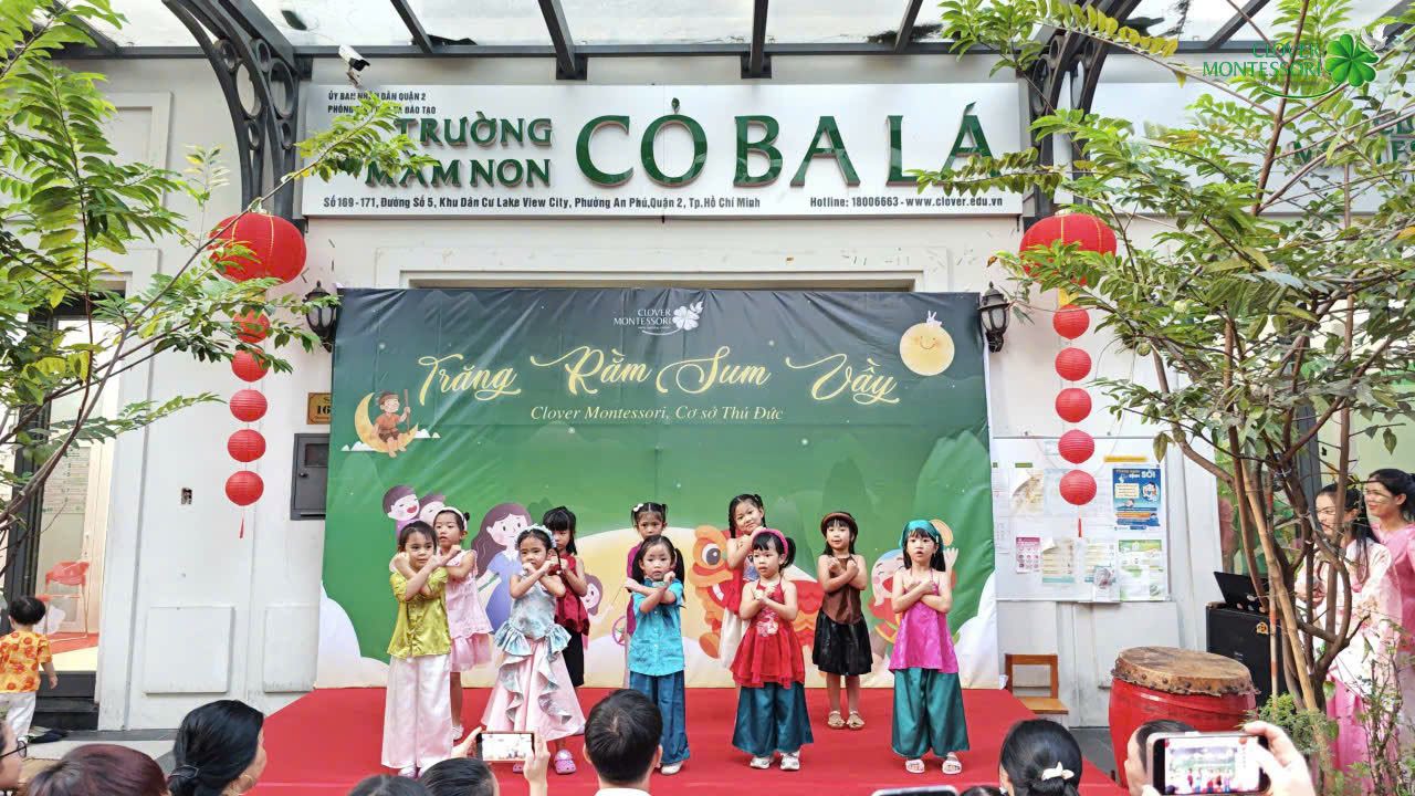 Bé hào hứng biểu diễn trong ngày hội tại trường