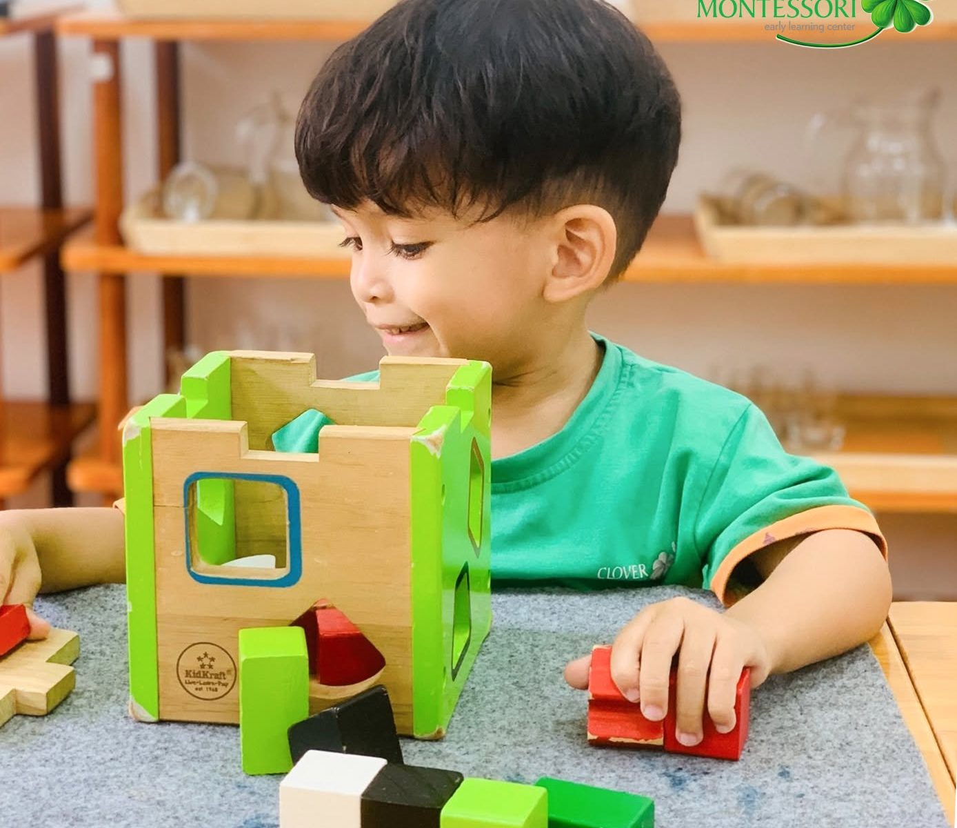 Bé tập trung chơi khối gỗ xếp hình