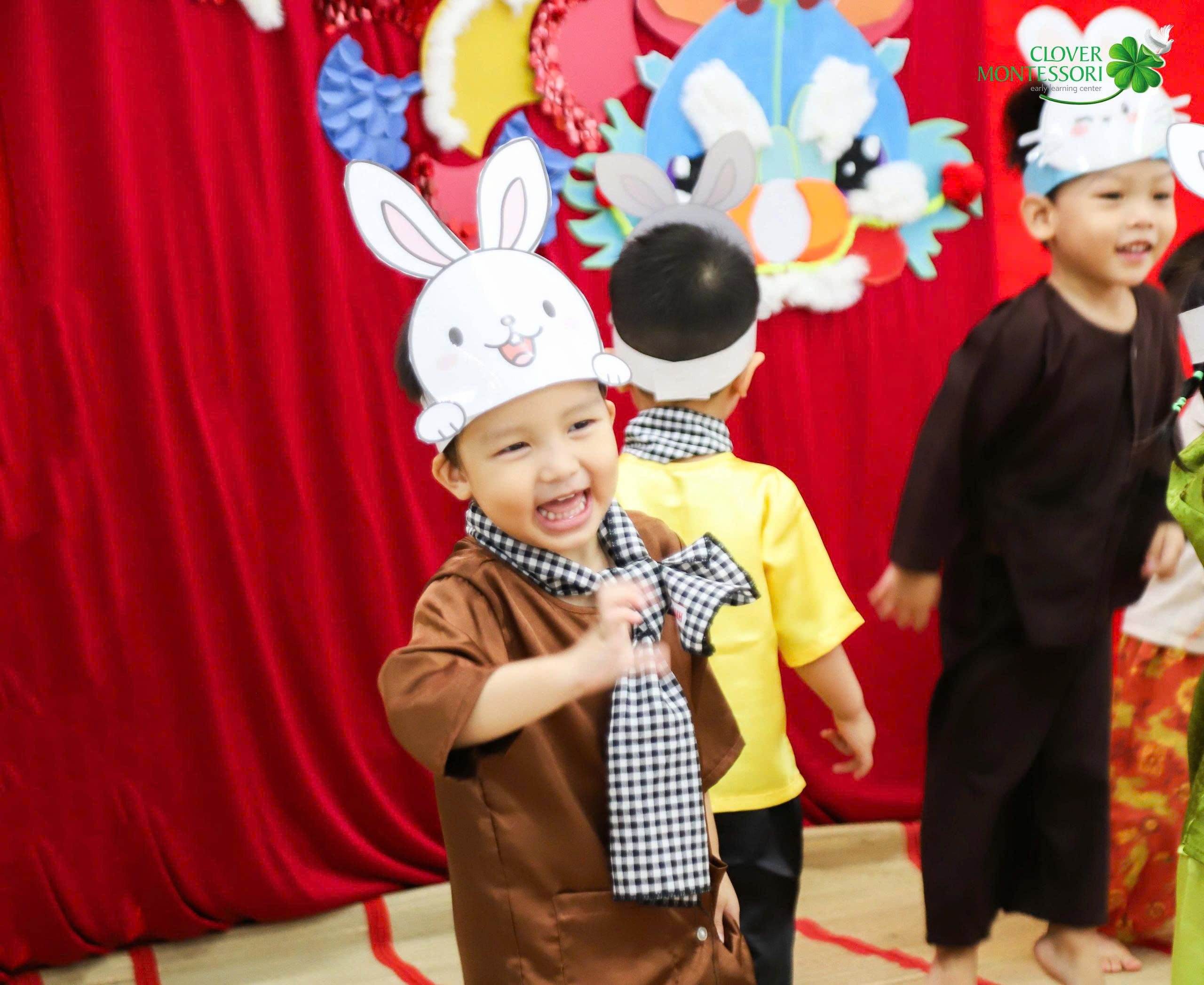 Bé vui vẻ hóa trang trong ngày hội