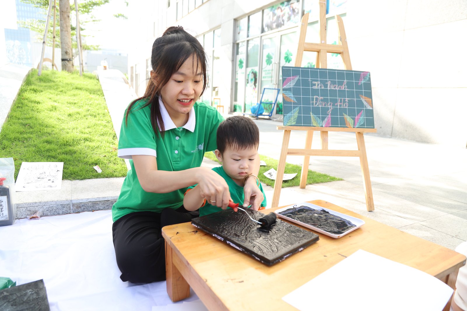 Cô giáo Clover kiên nhẫn đồng hành cùng một bé trong ngày đi nhà trẻ