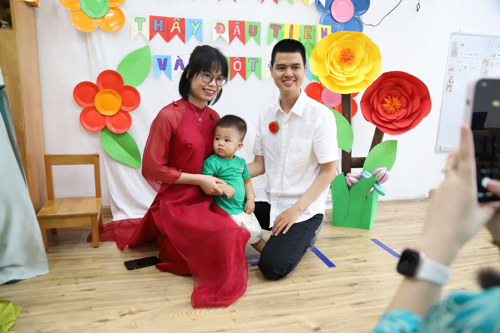 Cô giáo Clover ôm một bé khi con khóc không chịu đi nhà trẻ
