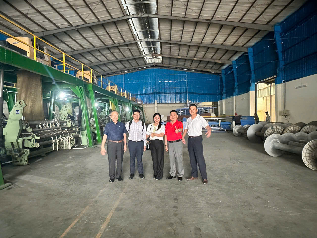 Chị Lê Thị Nhung đang làm việc tại xưởng khăn