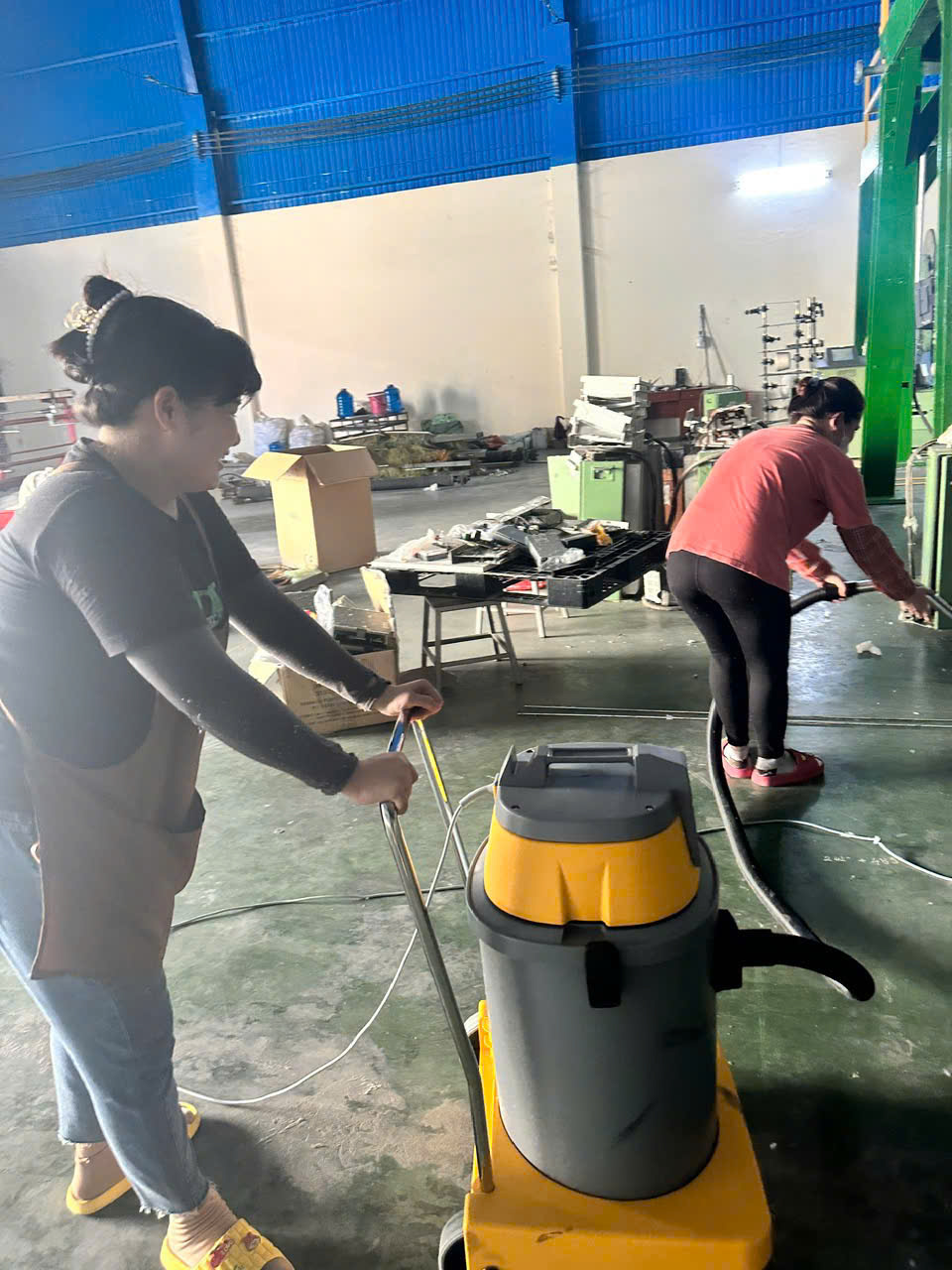 Công nhân trong nhà máy dệt khăn của Lê Thị Nhung