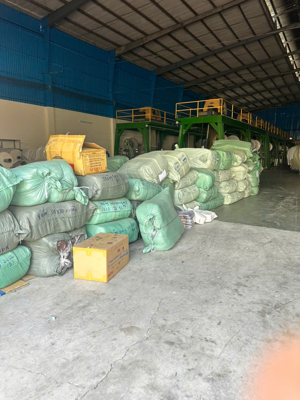 Máy dệt khăn trong xưởng của Lê Thị Nhung