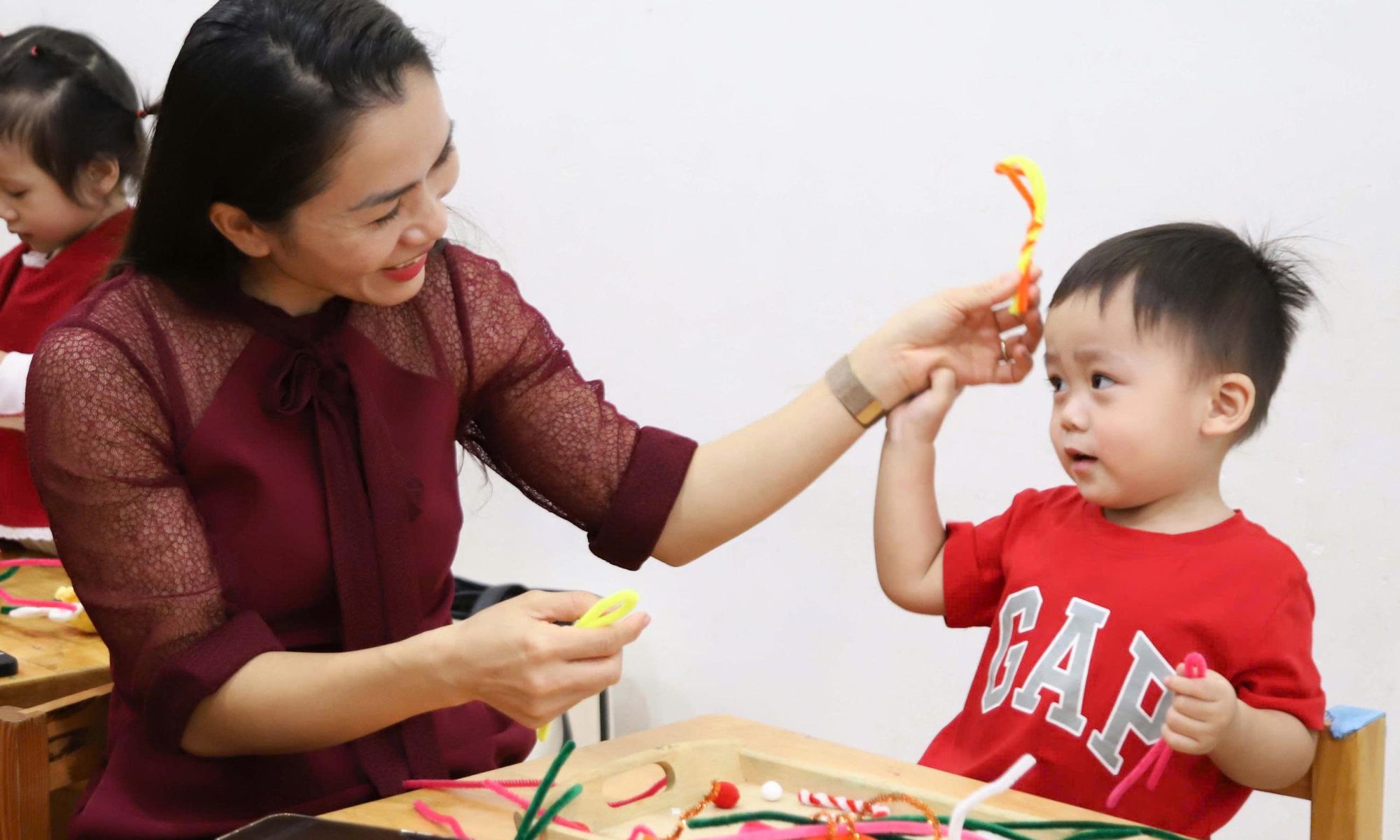 Mẹ và bé cùng làm hoạt động thủ công, kết nối qua ánh mắt