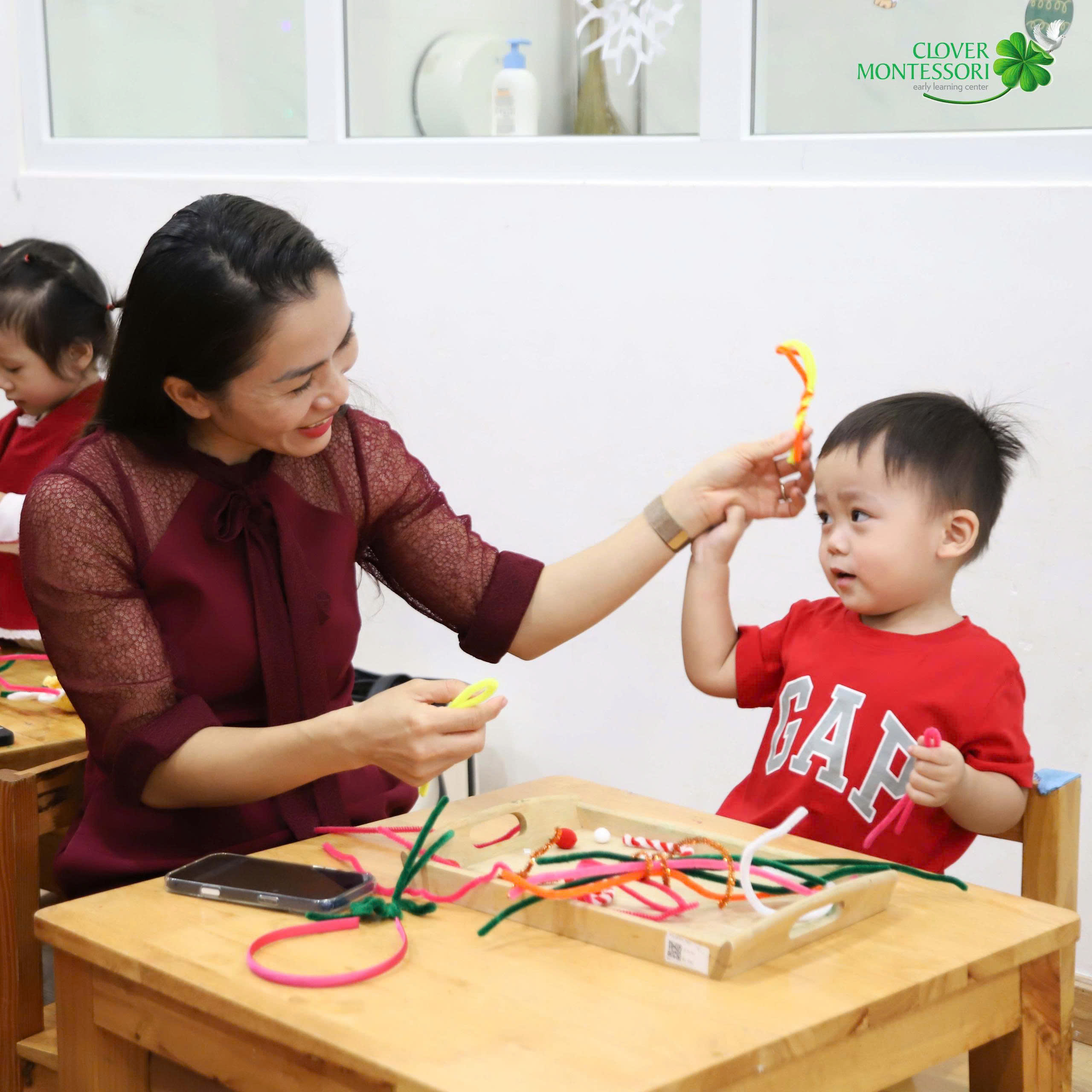 Mẹ và bé cùng làm hoạt động thủ công, kết nối qua ánh mắt