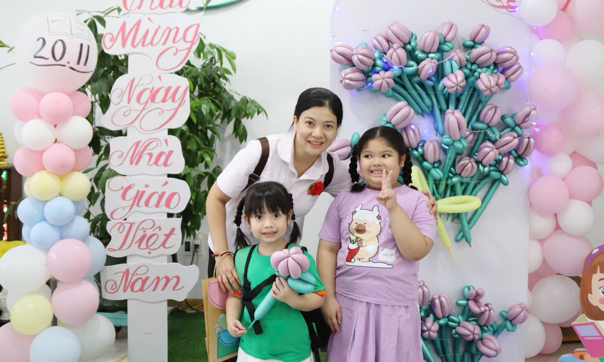 Mẹ và các bé chụp ảnh trong ngày Nhà giáo Việt Nam