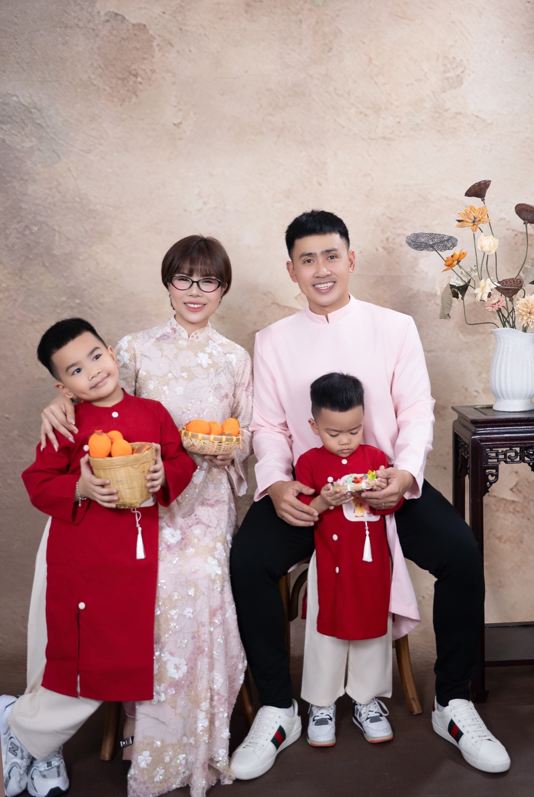 Gia đình nhỏ của Nguyễn Thị Kim Anh, chồng và hai con 6 tuổi và 3 tuổi