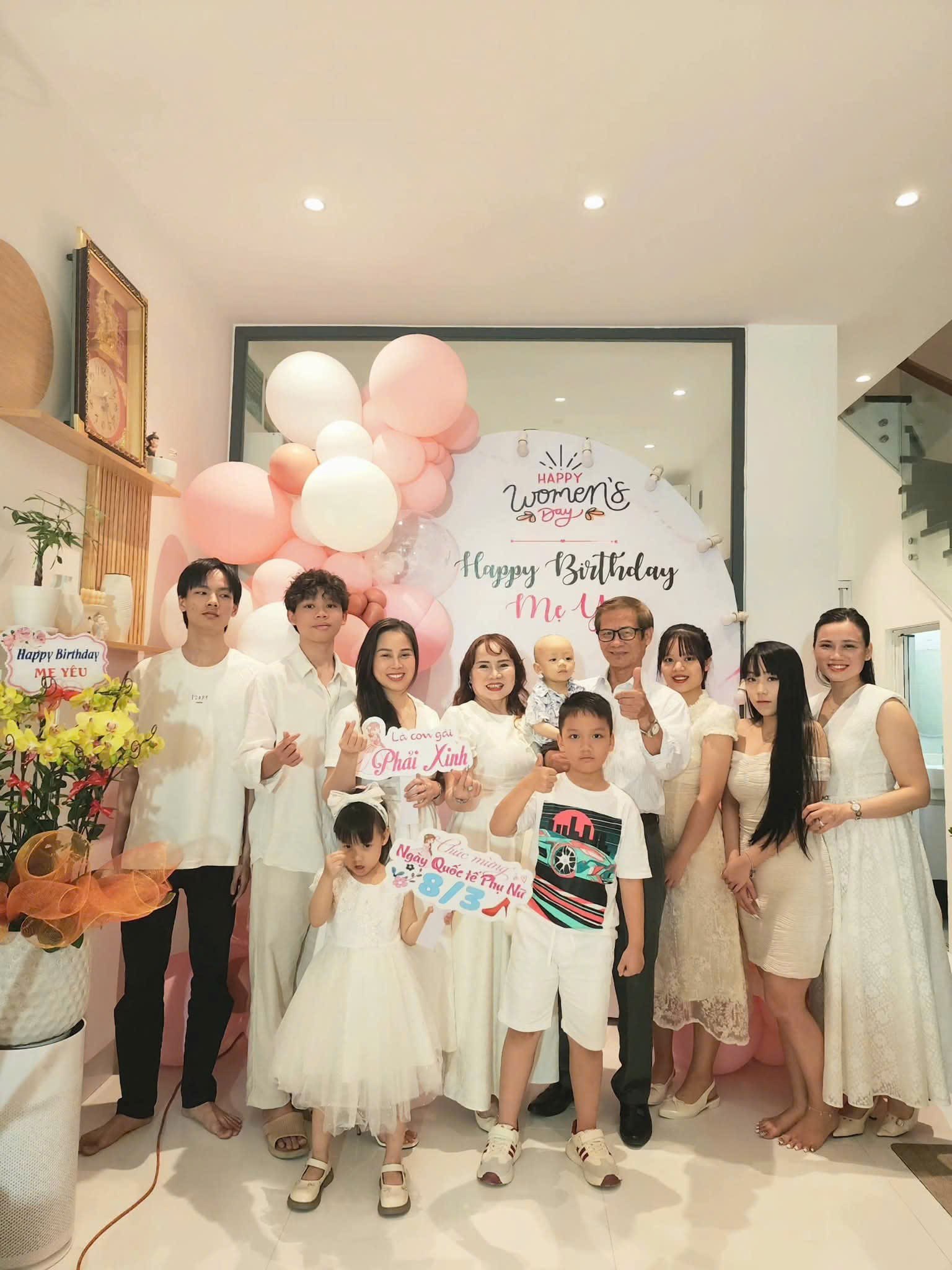 Nguyen Tu Oanh va gia dinh, mai nha binh yen cho con tre 0-6 tuoi
