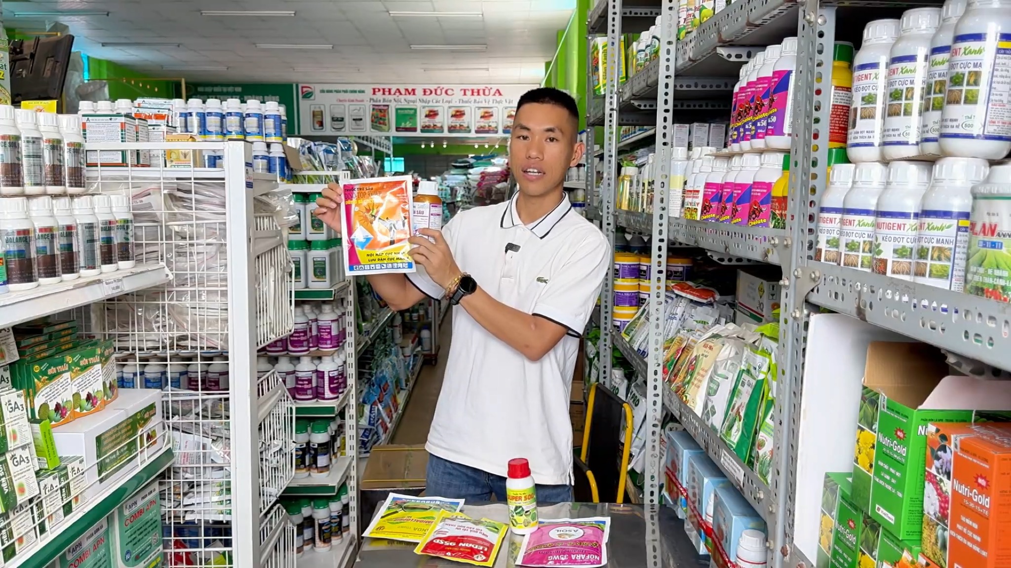 Phạm Đức Thiện đang làm việc, tự viết nội dung cho giải pháp Asoil sầu riêng hữu cơ
