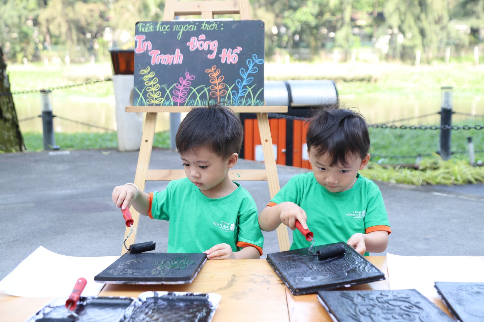 Trẻ Clover tự tay in tranh Đông Hồ trong tiết học thực tế của trường Montessori chuẩn