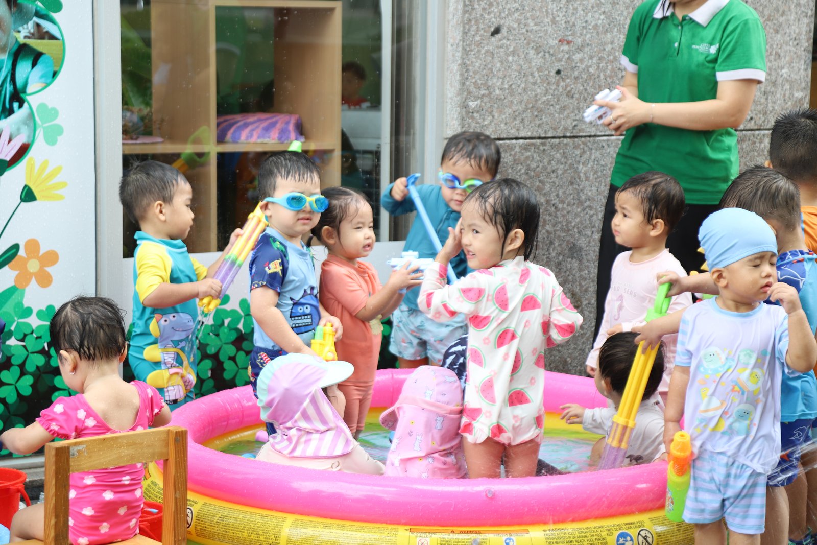 Trẻ Clover vui chơi ở nhà trẻ, hòa mình vào môi trường mới