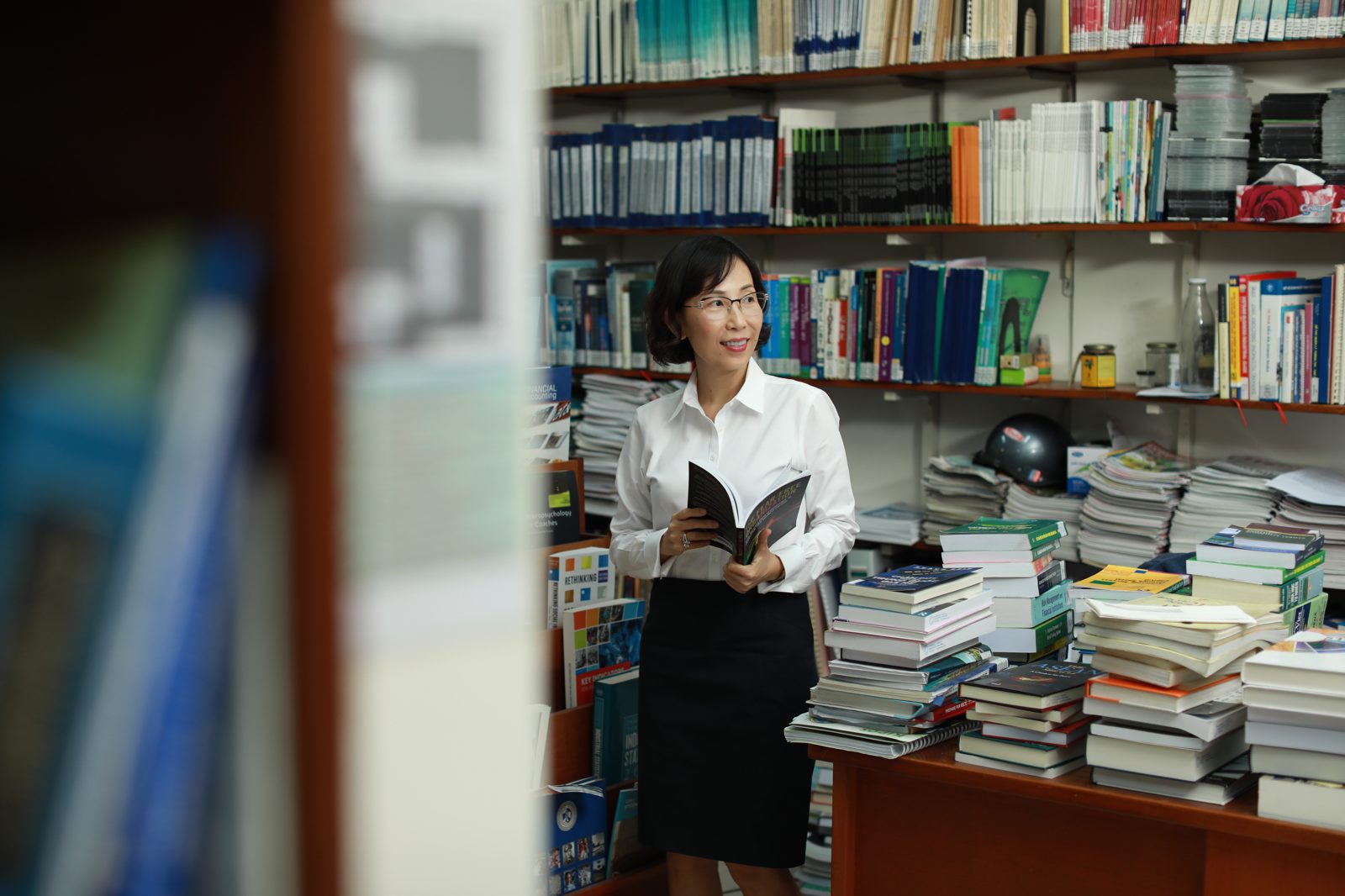 Bà giáo Trúc nghiên cứu tài liệu học thuật, tìm bằng chứng về ưu điểm và nhược điểm của phương pháp Montessori