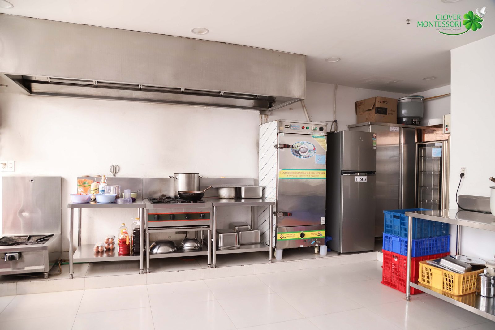 Bếp ăn inox sạch sẽ của trường mầm non