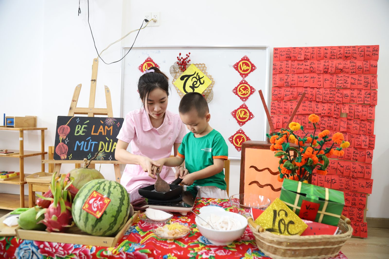 Cô giáo ngồi cạnh, đồng hành cùng bé làm mứt dừa