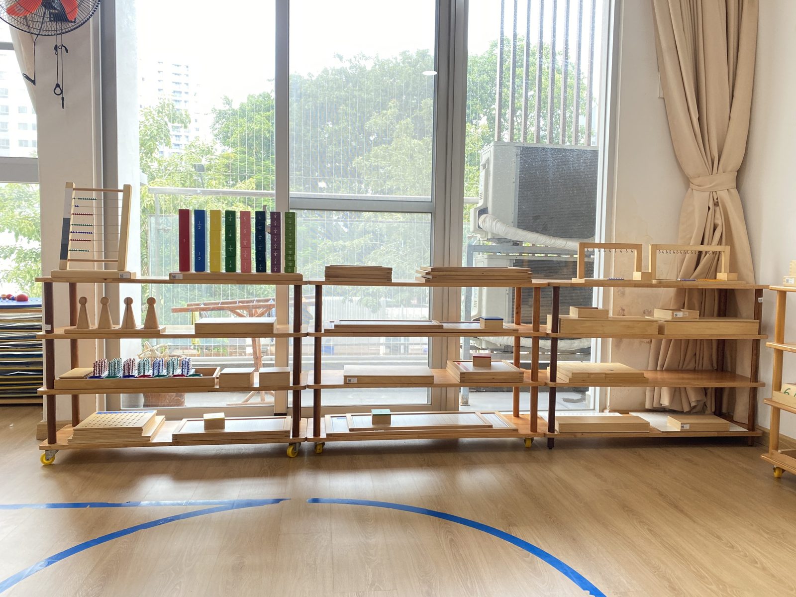 Kệ giáo cụ giác quan trong lớp học Montessori