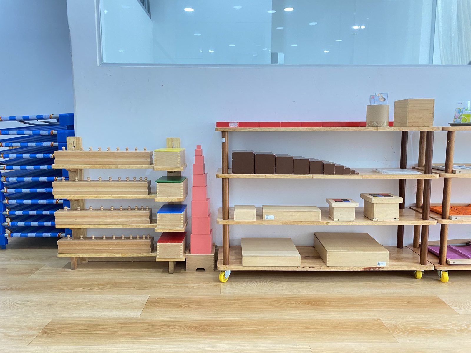 Kệ giáo cụ Montessori vừa tầm tay trẻ trong lớp học