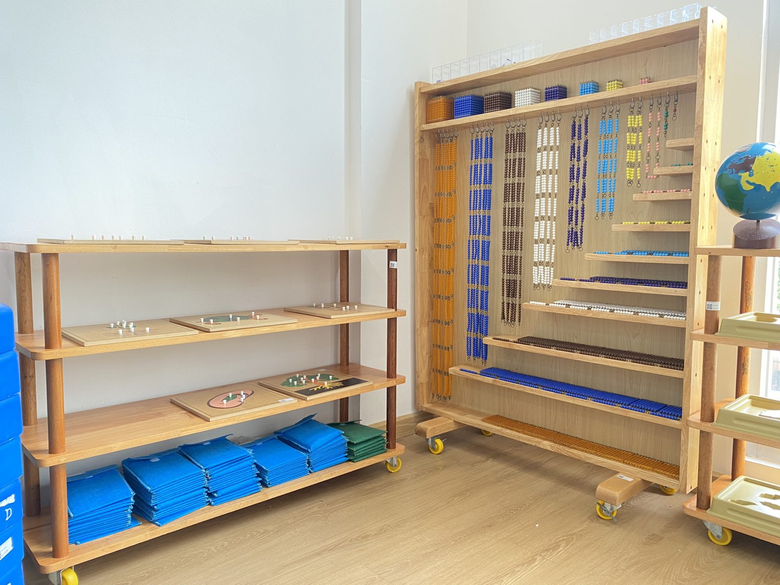 Kệ giáo cụ toán học Montessori với hạt cườm và bảng số