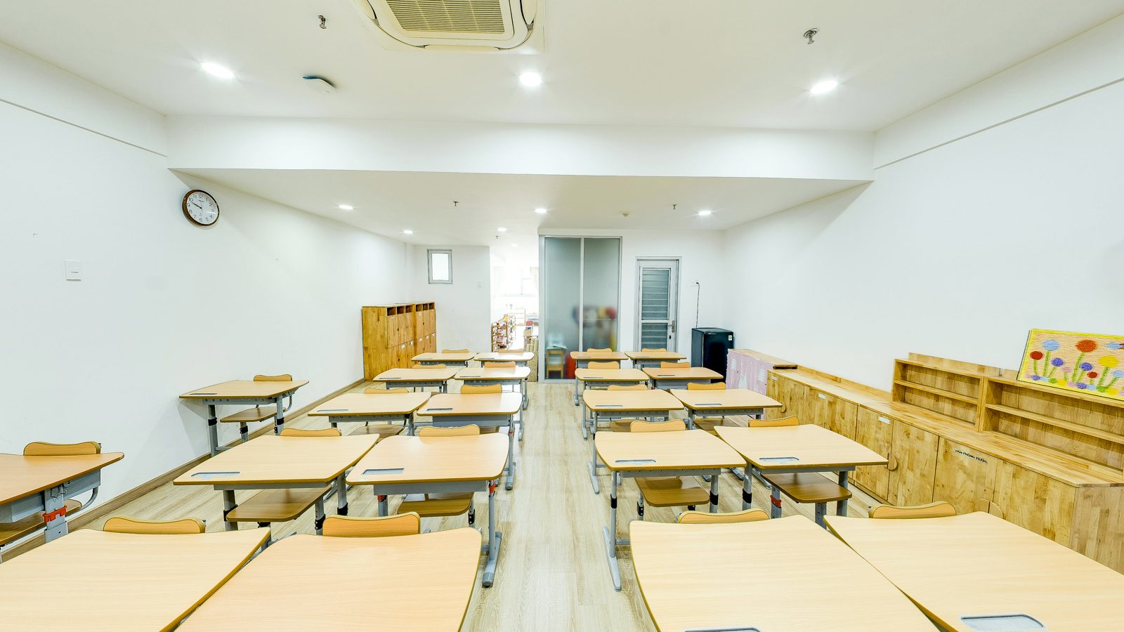 Lớp học Montessori với bàn ghế và kệ vừa tầm trẻ