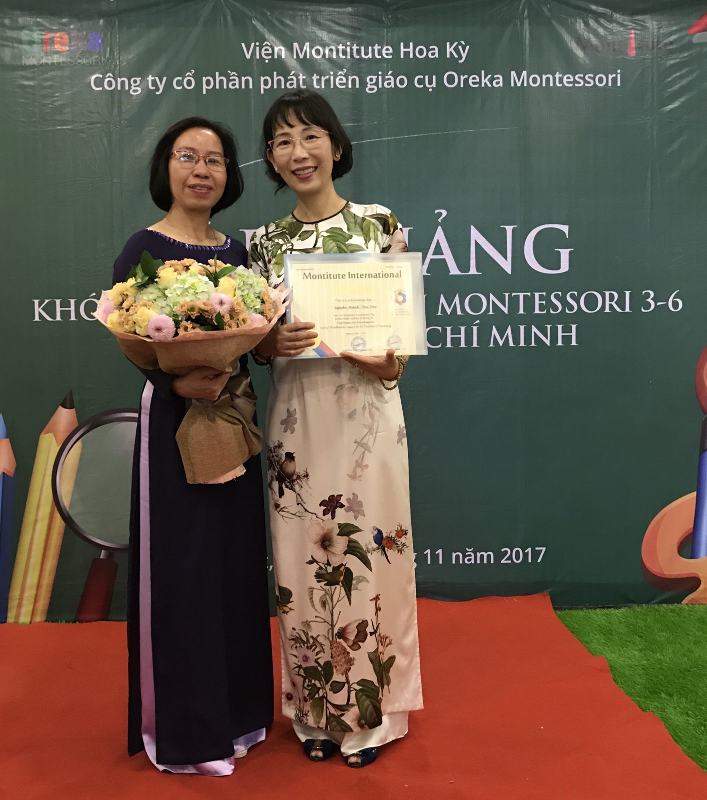 Bà giáo Trúc nhận chứng chỉ khóa đào tạo Montessori 3-6 tuổi năm 2017