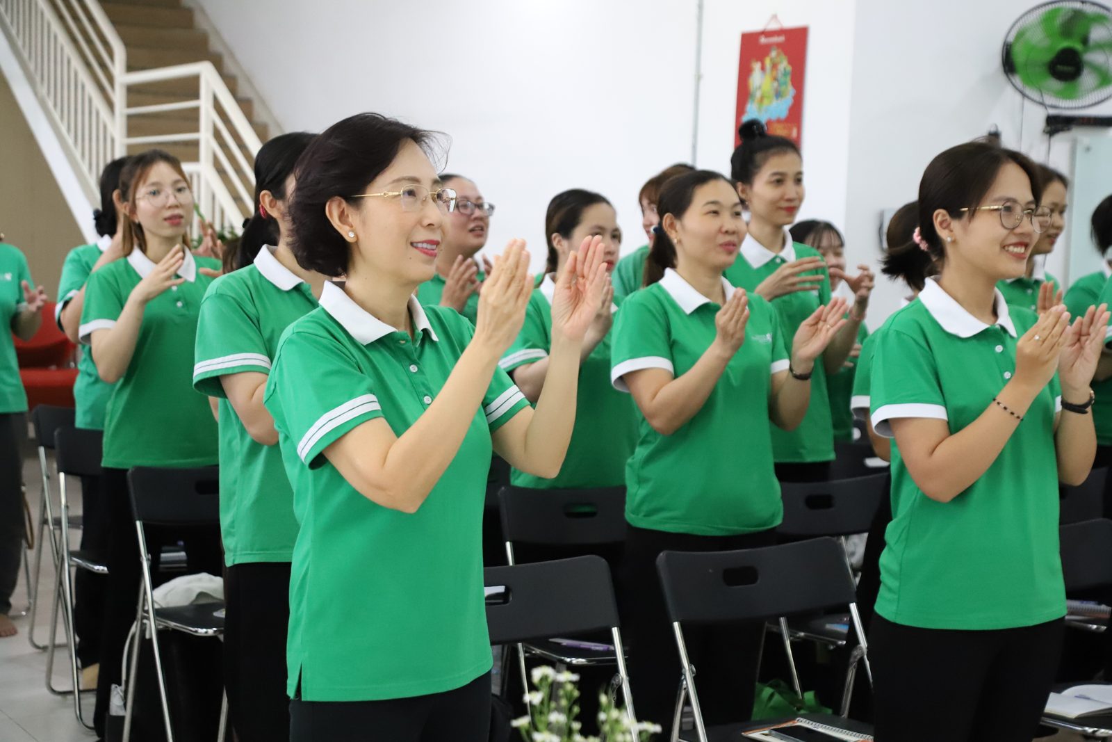 Bà giáo Trúc cùng đội ngũ giáo viên trong buổi sinh hoạt chuyên môn