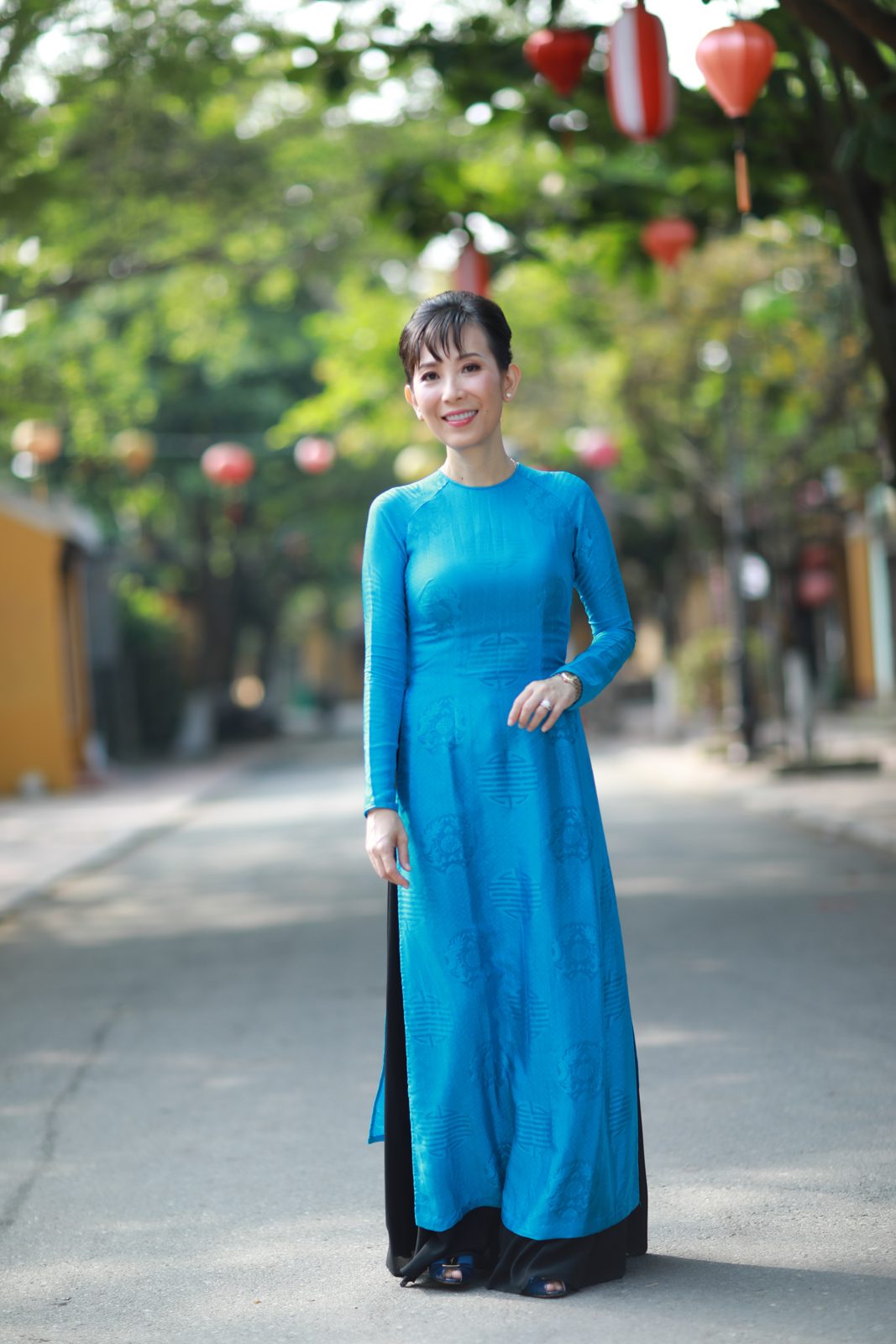 Chân dung Bà giáo Trúc trong tà áo dài xanh