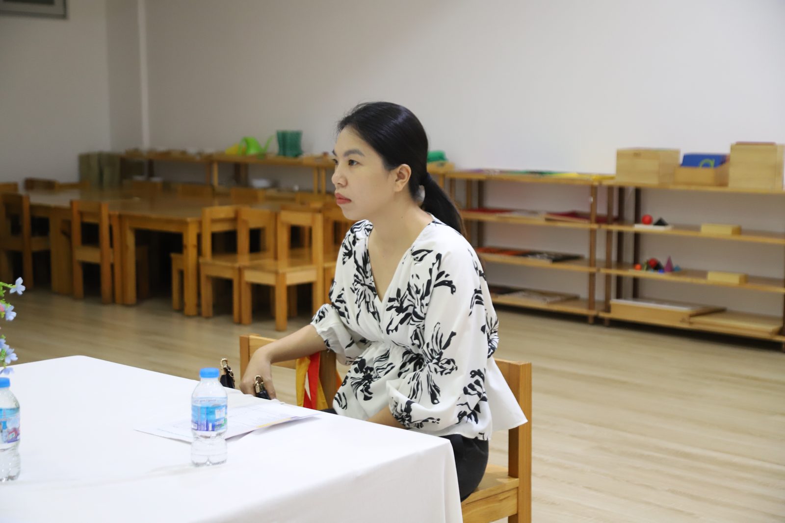 Phụ huynh ngồi trao đổi với nhà trường trong buổi tham quan