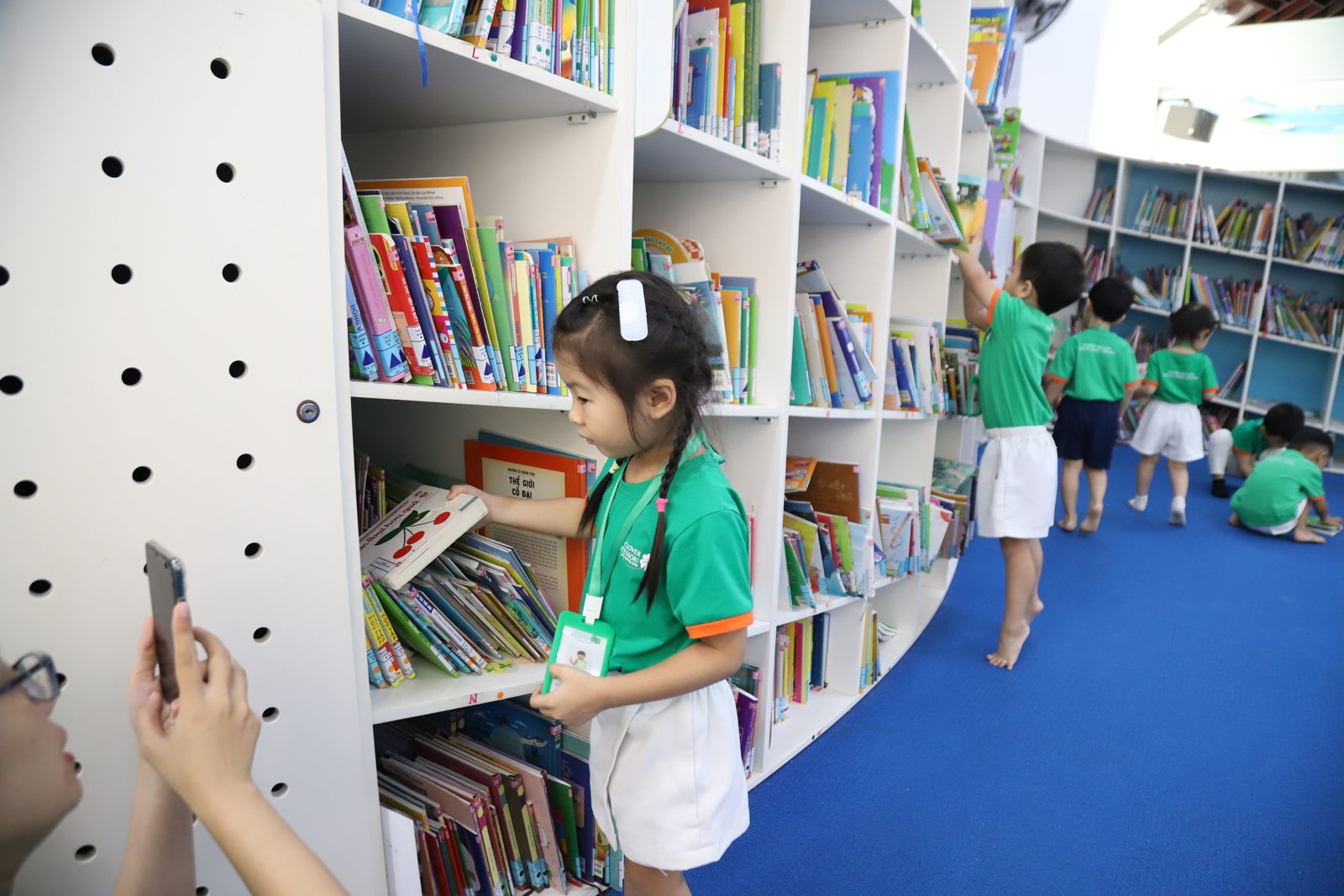 Bé tự chọn sách trong thư viện
