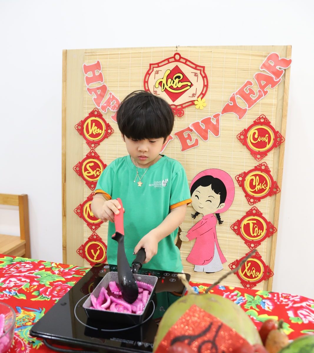Bé tự tay đảo mứt dừa, học kỹ năng sống qua việc thật