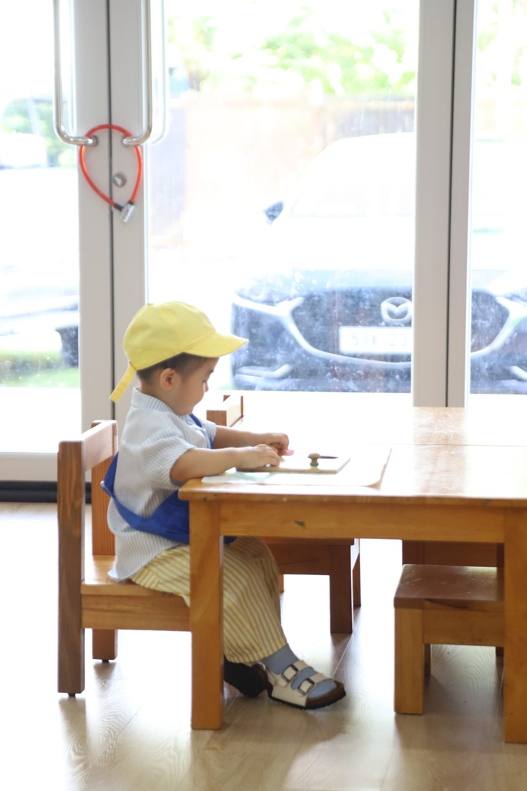 Bé tự ngồi làm việc độc lập tại bàn trong lớp Montessori