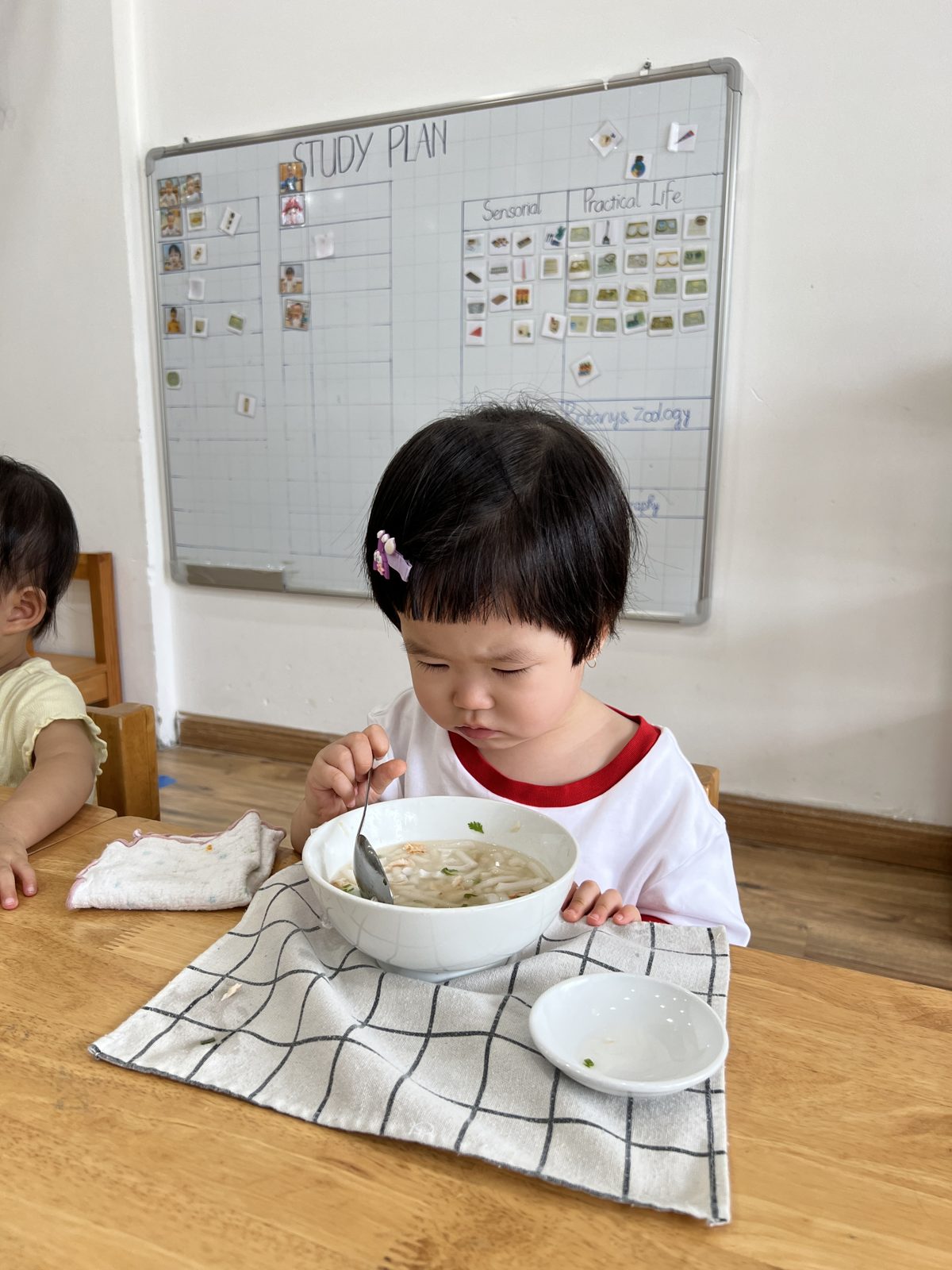Bé tự xúc ăn tại bàn, rèn vận động tinh